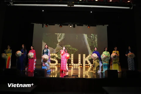 Tiết mục áo dài Việt Nam được các sinh viên Việt Nam biểu diễn tại sự kiện. (Ảnh: Hải Vân/Vietnam+) 