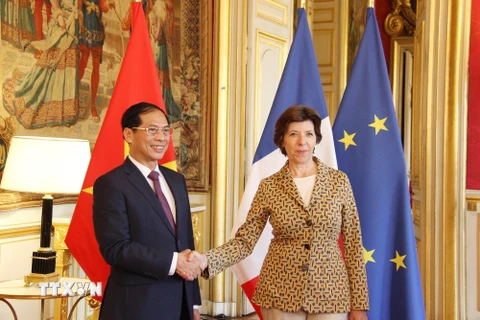 Bộ trưởng châu Âu và Ngoại giao Pháp Catherine Colonna đón Bộ trưởng Ngoại giao Bùi Thanh Sơn sáng 05/06 tại trụ sở Bộ Ngoại giao Pháp ở thủ đô Paris. (Ảnh: Thu Hà/TTXVN)