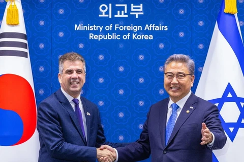 Ngoại trưởng Hàn Quốc Park Jin và người đồng cấp Israel Eli Cohen. (Nguồn: Reuters)