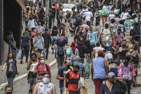 Người dân trên phố ở Sao Paulo, Brazil. (Nguồn: AFP/TTXVN)
