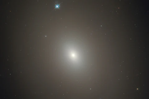 Thiên hà thấu kính Messier 85. (Nguồn: NASA)