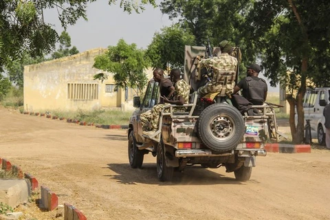 Binh sỹ quân đội Nigeria tuần tra. (Ảnh: AFP/TTXVN) 