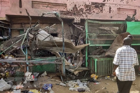 Cảnh đổ nát sau các cuộc pháo kích vào một khu chợ ở thủ đô Khartoum, Sudan, ngày 1/6/2023. (Ảnh: AFP/TTXVN) 