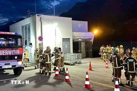 Lực lượng chức năng làm nhiệm vụ tại hiện trường vụ cháy trên tàu hỏa trong đường hầm gần thành phố Innsbruck, Áo tối 7/6/2023. (Nguồn: AFP/TTXVN)