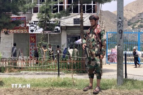 Một thành viên Taliban gác gần hiện trường vụ đánh bom ở tỉnh Badakhshan, miền Bắc Afghanistan, ngày 6/6/2023. (Nguồn: AFP/TTXVN)