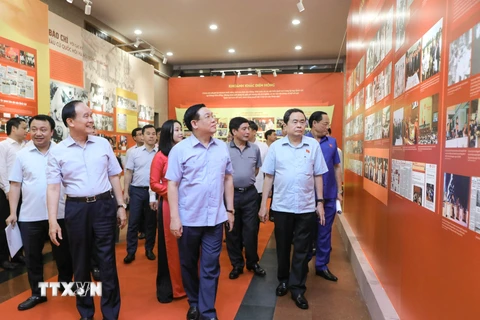 Chủ tịch Quốc hội Vương Đình Huệ và các đại biểu dự tổng duyệt Lễ trao giải Diên Hồng lần thứ nhất tại Cung Văn hoá hữu nghị Hà Nội. (Nguồn: TTXVN)