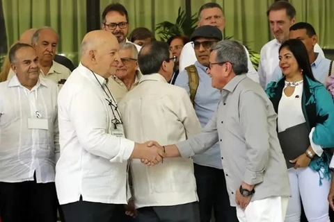 Trưởng đoàn đàm phán của Chính phủ Colombia Otty Patiño và đứng đầu phái đoàn của ELN Israel Ramírez bắt tay nhau trước khi bước vào vòng đàm phán. (Nguồn: La Patria) 