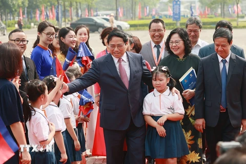 Thủ tướng Phạm Minh Chính với học sinh tại lễ phát động phong trào cả nước thi đua học tập. (Ảnh: Dương Giang/TTXVN) 