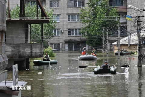 Ngày 6/6/2023, đập thủy điện Kakhovka trên sông Dnipro ở Kherson, miền Nam Ukraine, bị vỡ sau một vụ nổ khiến nhiều hộ gia đình phải sơ tán, hơn 600 ngôi nhà ở bên bờ sông Dnieper bị ngập. (Nguồn: AFP/TTXVN) 