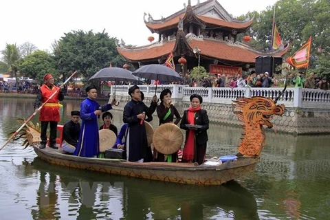 Các liền anh, liền chị hát quan họ tại Lễ hội Lim Bắc Ninh. (Ảnh: TTXVN) 