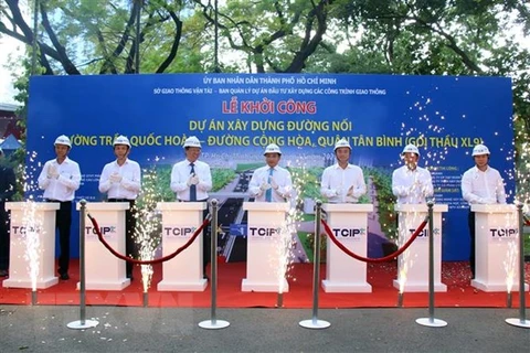 Các đại biểu thực hiện nghi thức khởi công dự án đường nối Trần Quốc Hoàn-Cộng Hòa. (Ảnh: Tiến Lực/TTXVN) 