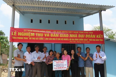 Bàn giao tiền hỗ trợ xây dựng nhà đại đoàn kết cho bà Nguyễn Thị Lánh, trú tại thôn Lãnh Tú, xã Xuân Lãnh, huyện Đồng Xuân. (Ảnh: TTXVN phát)