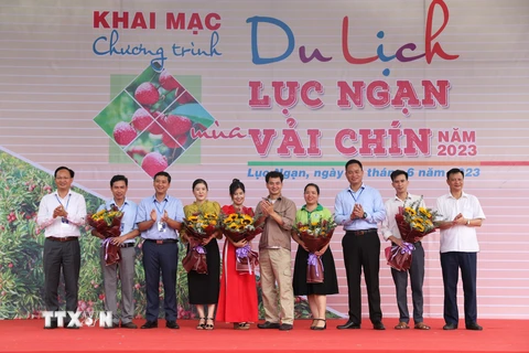 Tặng hoa chúc mừng các công ty, hợp tác xã tham gia chương trình du lịch mùa vải chín ở Lục Ngạn, Bắc Giang. (Ảnh: Danh Lam/TTXVN) 