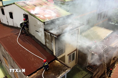 Lực lượng Cảnh sát Phòng cháy chữa cháy và tìm kiếm cứu hộ Công an tỉnh Quảng Trị tiếp cận hiện trường, nỗ lực dập tắt ngọn lửa. (Ảnh: Nguyên Linh/TTXVN)