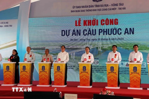 Phó Thủ tướng Trần Hồng Hà cùng lãnh đạo 2 tỉnh Bà Rịa-Vũng Tàu, Đồng Nai tiến hành nghi thức nhấn nút khởi công dự án. (Ảnh: Đoàn Mạnh Dương/TTXVN)