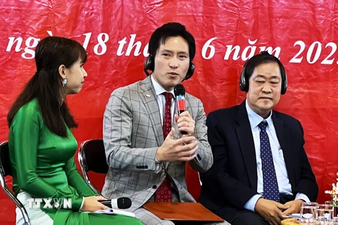  Ông Watanabe Michitaro, Thị trưởng thành phố Nasushiobara (Nhật Bản) phát biểu tại tọa đàm. (Ảnh: Ánh Tuyết/TTXVN) 