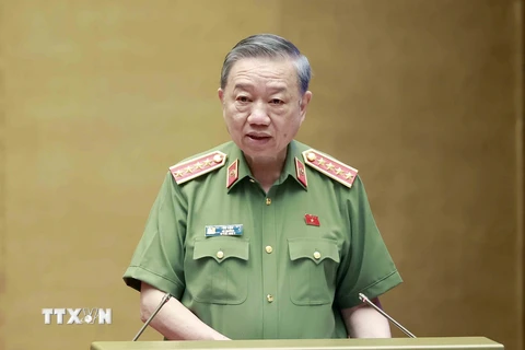 Bộ trưởng Bộ Công an Tô Lâm trình bày Tờ trình về dự án Luật Lực lượng tham gia bảo vệ an ninh, trật tự ở cơ sở. (Ảnh: Doãn Tấn/TTXVN)