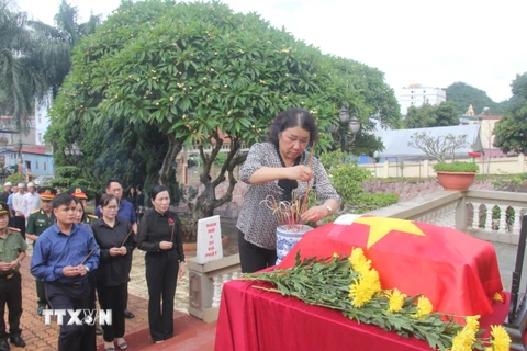 Lãnh đạo tỉnh Sơn La và các đại biểu dâng hương bày tỏ sự tri ân đối với liệt sỹ Đinh Công Thân tại Nghĩa trang liệt sỹ huyện Mộc Châu, tỉnh Sơn La. (Ảnh: TTXVN phát)