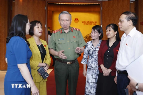 Đại tướng Tô Lâm, Bộ trưởng Bộ Công an trao đổi với đại biểu. (Ảnh: Doãn Tấn/TTXVN)