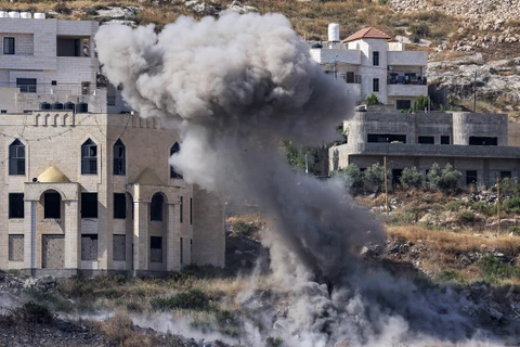 Khói bốc lên sau vụ tấn công bằng rocket trong cuộc đột kích của quân đội Israel tại Jenin, Khu Bờ Tây ngày 19/6/2023. (Nguồn: AFP/TTXVN)