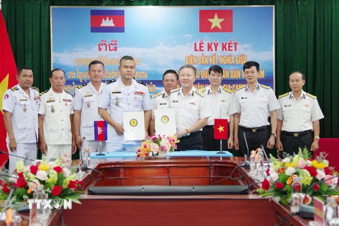 Lễ ký kết Biên bản kết nghĩa giữa Học viện Hải quân Nhân dân Việt Nam và Học viện Hải quân Hoàng gia Campuchia. (Ảnh: TTXVN phát)