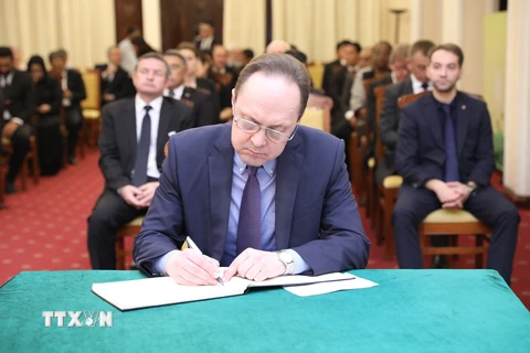 Đại sứ Liên bang Nga Benzdetko Gennady ghi sổ tang bày tỏ niềm tiếc thương nguyên Phó Thủ tướng Vũ Khoan. (Ảnh: Minh Đức/TTXVN)