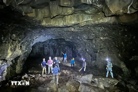 Đoàn chuyên gia công viên địa chất của UNESCO tham quan thực tế một số điểm trong hệ thống hang động núi lửa Đắk Nông. (Ảnh: TTXVN phát)