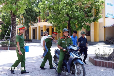 Xúc động hình ảnh chiến sỹ công an cõng thí sinh 'vượt vũ môn'