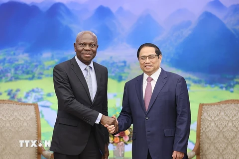 Thủ tướng Phạm Minh Chính và Tổng Giám đốc Tổ chức Lao động Quốc tế (ILO) Gilbert F. Houngbo. (Ảnh: Dương Giang/TTXVN) 