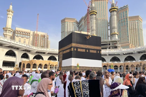 Các tín đồ Hồi giáo đi vòng quanh Kaaba tại Thánh địa Mecca, Saudi Arabia khi tham dự lễ hành hương Hajj, ngày 24/6/2023. Ảnh: AFP/TTXVN 