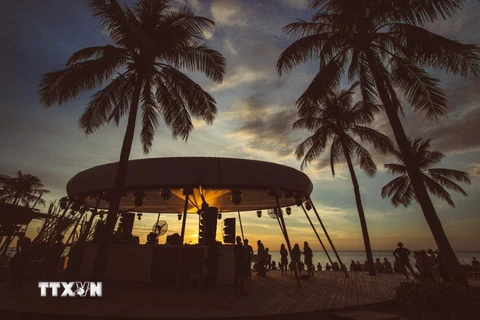 Trải nghiệm không gian âm nhạc trên bãi biển khu du lịch Sunset Sanato, xã Dương Tơ, thành phố Phú Quốc. (Ảnh: TTXVN phát)