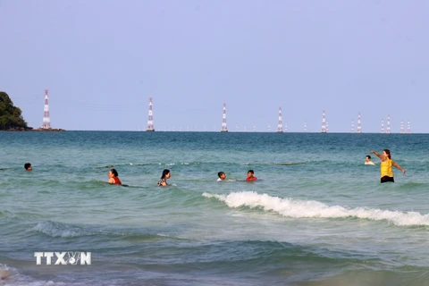 Khách du lịch tắm biển tại Bãi Sao, phường An Thới, thành phố Phú Quốc (Kiên Giang). (Ảnh: Lê Huy Hải/TTXVN)