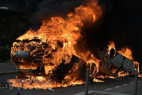 Các phương tiện bị người biểu tình phóng hỏa tại Nanterre, ngoại ô Paris, Pháp ngày 29/6/2023. (Ảnh: AFP/TTXVN) 