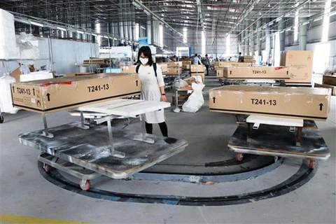 Đóng gói và kiểm tra lô hàng đồ gỗ xuất khẩu sang thị trường Mỹ tại Công ty Triệu Phú Lộc (Bình Dương). (Nguồn: TTXVN)