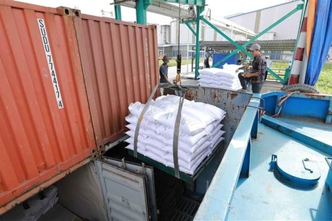Bốc xếp, vận chuyển gạo xuất khẩu tại Công ty TNHH Gạo Vinh Phát ở thành phố Long Xuyên (An Giang). (Ảnh: Vũ Sinh/TTXVN) 