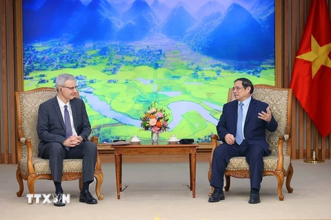 Thủ tướng Phạm Minh Chính tiếp Đại sứ Pháp tại Việt Nam Nicolas Warnery. (Ảnh: Dương Giang/TTXVN)