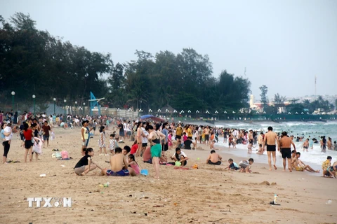 Các bãi biển ở Bình Thuận thu hút đông du khách trong mùa Hè này. (Ảnh: Hồng Hiếu/TTXVN)