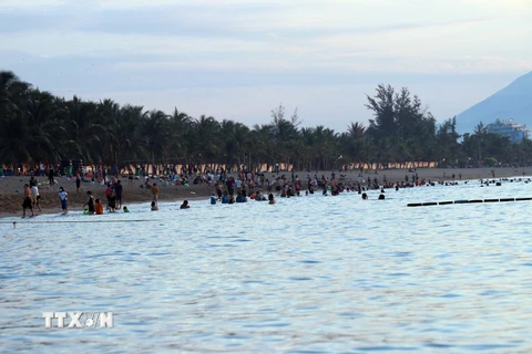 Du khách tắm tại bãi biển Bình Sơn (thành phố Phan Rang-Tháp Chàm, tỉnh Ninh Thuận). (Ảnh: Công Thử/TTXVN) 