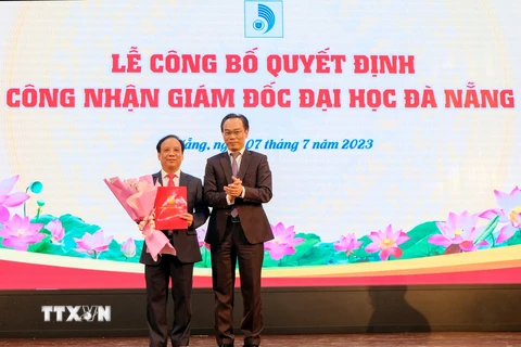 Ông Nguyễn Ngọc Vũ (bên trái) tiếp tục giữ chức Giám đốc Đại học Đà Nẵng. (Ảnh: Trần Lê Lâm/TTXVN)