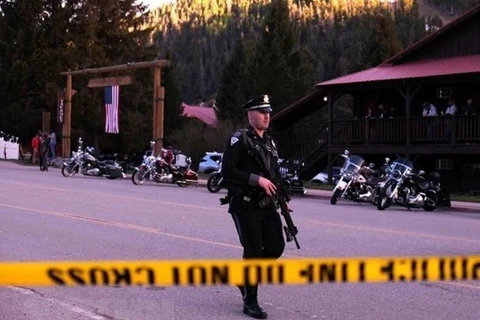 Cảnh sát phong tỏa hiện trường một vụ nổ súng ở Mỹ. (Ảnh: The Taos News/TTXVN)