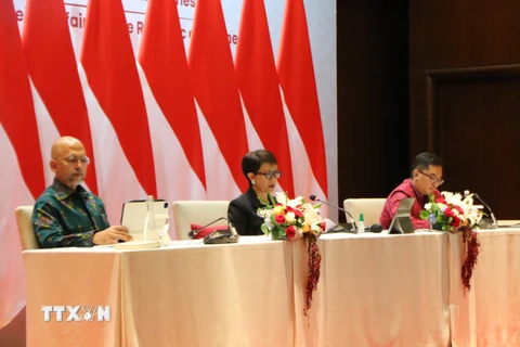 Ngoại trưởng Indonesia Retno Marsudi chủ trì họp báo thông tin về Hội nghị Bộ trưởng Ngoại giao ASEAN lần thứ 56 và các hội nghị liên quan. (Ảnh: Đào Trang/TTXVN)