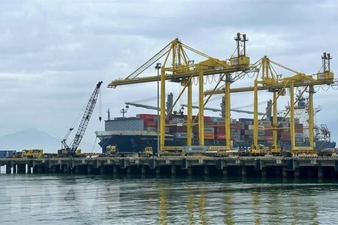 Bốc xếp hàng container tại cảng Tiên Sa. (Ảnh: Trần Lê Lâm/TTXVN) 