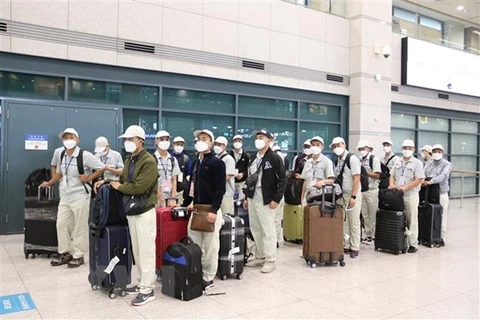 Nhóm lao động Việt Nam đợi nhập cảnh tại sân bay Incheon, Hàn Quốc. (Ảnh: Mạnh Hùng/TTXVN) 