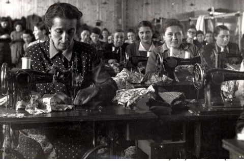 Những người thợ may tại Trại tập trung Auschwitz trong Thế chiến thứ hai. (Ảnh: Yad Vashem Archiv)