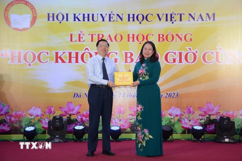 Phó Chủ tịch nước Võ Thị Ánh Xuân tặng quà cho Hội Khuyến học Việt Nam. (Nguồn: Báo Nhân dân)