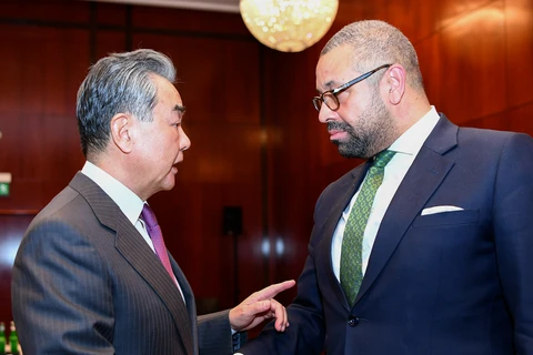 Ngoại trưởng Trung Quốc Vương Nghị và Ngoại trưởng Anh James Cleverly bên lề Hội nghị An ninh Munich tháng 2/2023. (Nguồn: CGTN) 