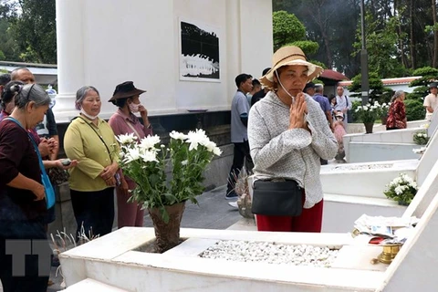 Du khách tỏ lòng thành kính trước mộ 10 nữ liệt sỹ thanh niên xung phong. (Ảnh: Công Tường/TTXVN) 