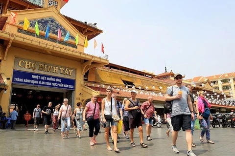 Khách quốc tế tham quan Chợ Bình Tây, ngôi chợ có kiến trúc đẹp bậc nhất tại Thành phố Hồ Chí Minh. (Ảnh: Hồng Đạt/TTXVN) 