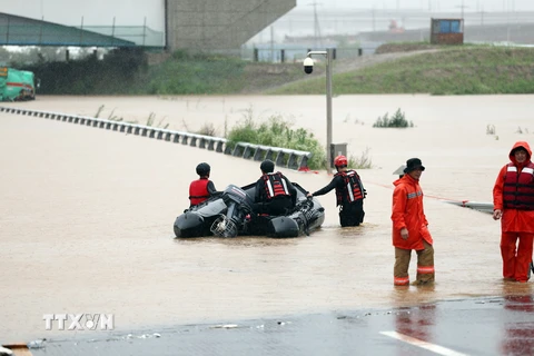 Lực lượng cứu hộ làm nhiệm vụ tại khu vực ngập lụt ở thành phố Cheongju, Hàn Quốc ngày 15/7/2023. (Nguồn: Yonhap/TTXVN)