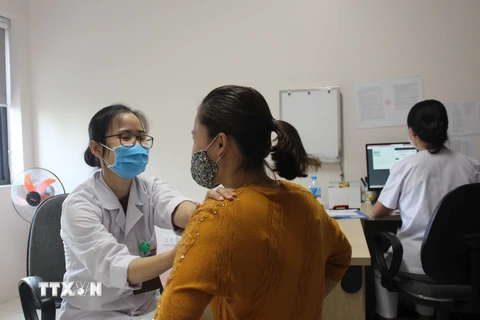 Bác sỹ khám tầm soát ung thư vú cho chị em phụ nữ. (Ảnh: Nguyễn Thảo/TTXVN) 